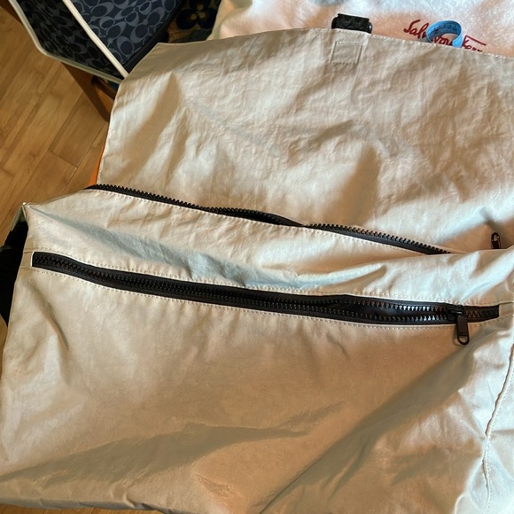 GU Baggu messenger bag in gray silver! - Picture 9 of 9